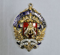 Mayoral badge : Borough of Shoreditch. More light more power